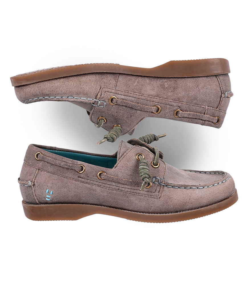 
                  
                    The Roan Abide women's leather boat shoes in light brown feature laces, white stitching, and a durable runner composite outsole. Water-repellent and practical, they combine elegance with functionality.
                  
                