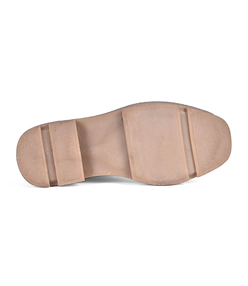 
                  
                    The sole of the Roan Thoughtful shoe in beige showcases textured sections with two parallel grooves, providing both comfort and versatile style.
                  
                